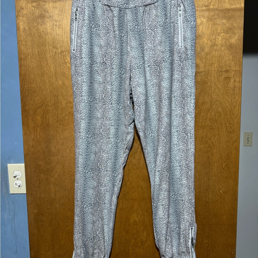 Chaser leppard print lounge pants
Excellent condition